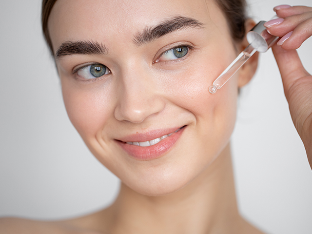 ✨ راز جوانی در یک قطره؛ همه‌چیز درباره سرم‌های پوستی و طرز استفاده درست از آن‌ها 💧🌿